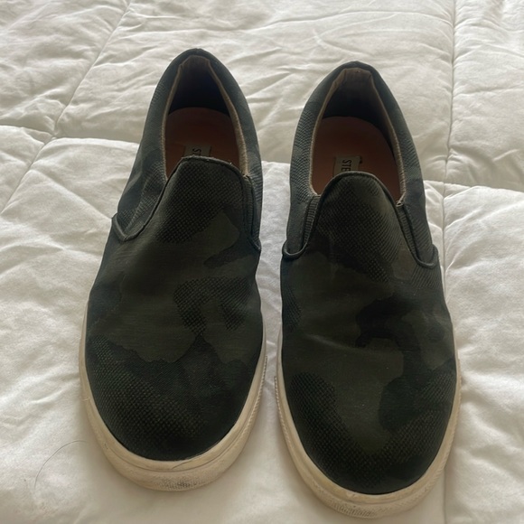 WOMENS Steve Madden Camo Slip On’s - Picture 1 of 3